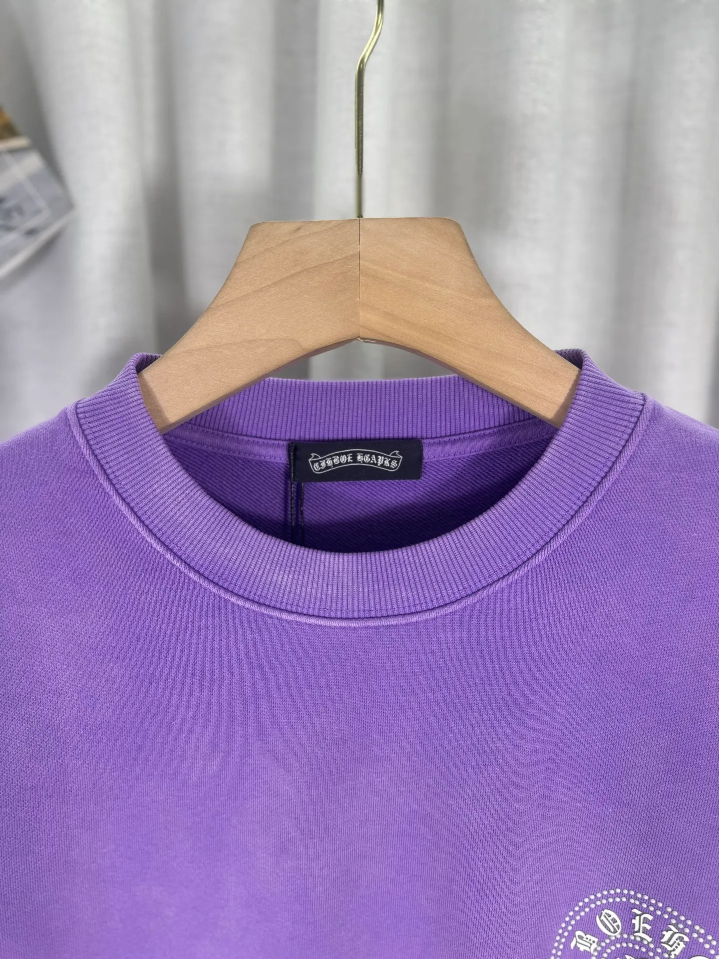 P280 top version, real shot without P, ​​different from market currency) 𝗖𝗵𝗿𝗼𝗺𝗲 𝗛𝗲𝗮𝗿𝘁𝘀/Croxin 2025 Autumn and Winter New Original Single Counter American 3D Rivets and Drill Couple Casual Sweater 👑The highest version! Customized fabric 430g tripe terry fabric! American-style pickled and distressed original fabric, laser-burned flowers, rivets and diamonds, exquisite embroidery of letters! The best-selling model in the counter, very comfortable to wear. Accessories: original molded and authenticated collar label➕100% silk wash label. Genuine purchase-grade original hangtag➕matching hanging rope➕3D hanging beads➕original packaging bag. Craftsmanship: The original version has consistent wiring! The highest version of the armhole matching technique! Color: Pink Black Green Purple Size: S M L XL Style Number: 25-363